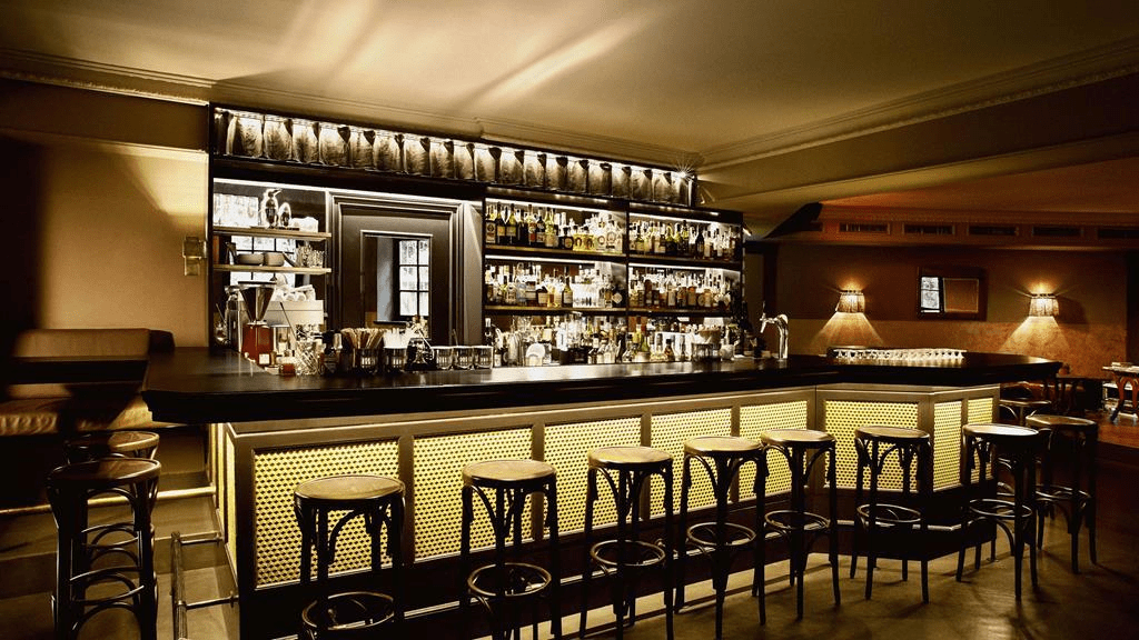 Ein stilvoller Cocktail wird in einer Bar serviert