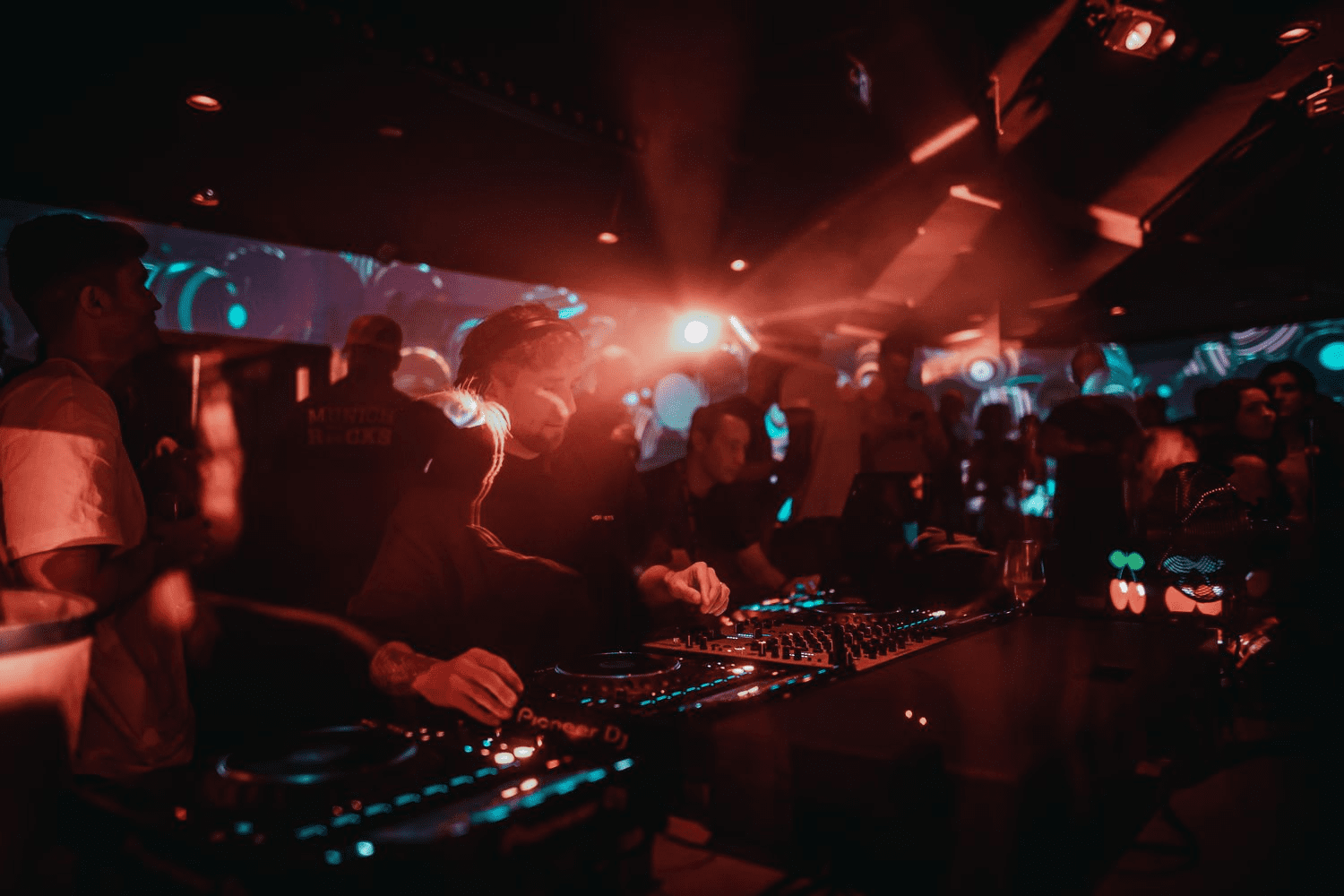 Ein Nachtclub mit tanzenden Menschen und bunten Lichtern