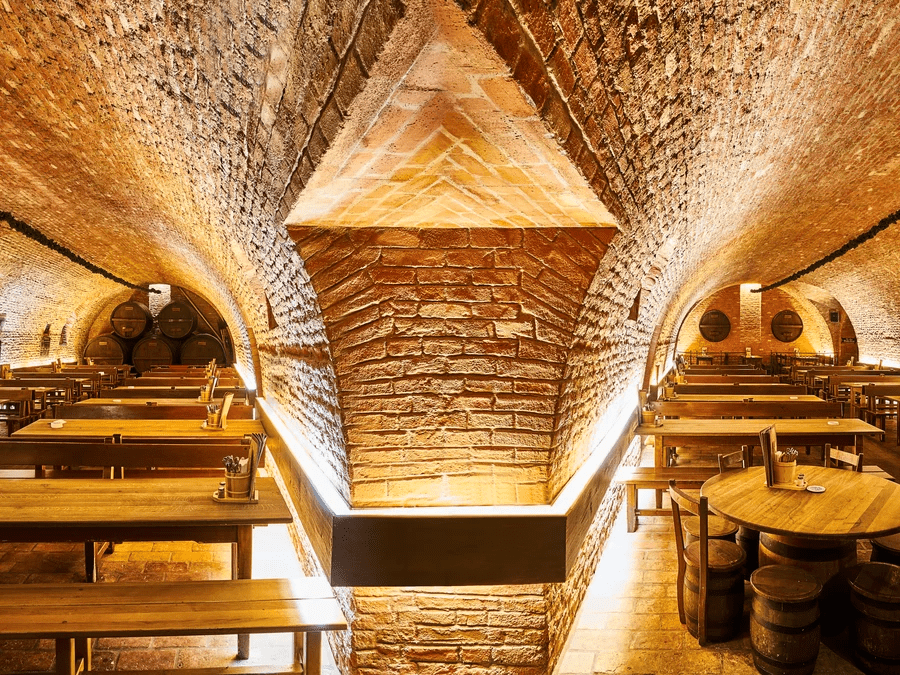 Eine traditionelle bayerische Bierhalle mit Gästen